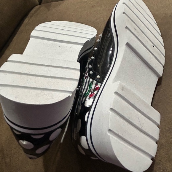 New- Betsey Johnson Women’s Black and White Loafers with Red Accents Size 7M - Picture 5 of 14